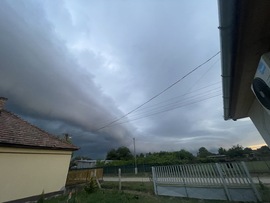 Érkezik
