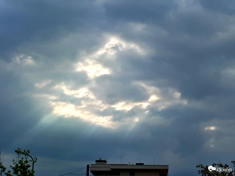 Átszűrődő napsugarak