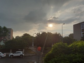 Süt a nap és közben szakad az eső
