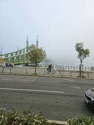 Ködbe vesző híd