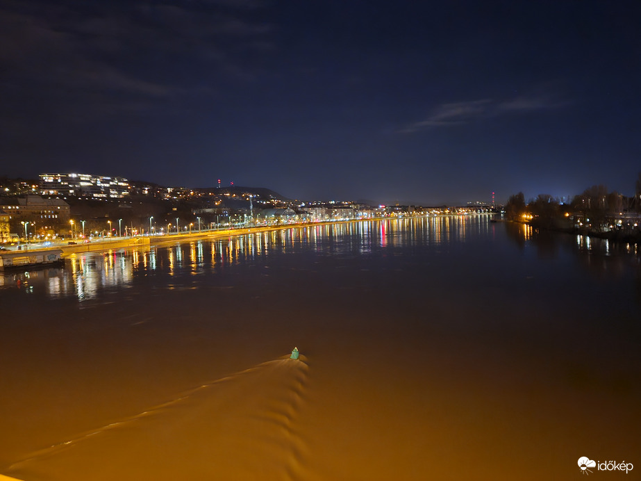 Áradó Duna éjjel