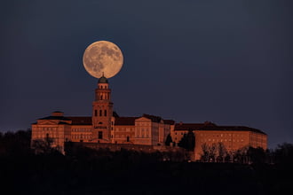 Novemberi telihold a Pannonhalmi Főapátsággal