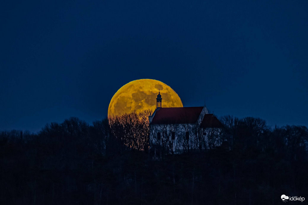 2026 első teliholdja ébred a Boldogasszony kápolna mögött, Pannonhalmán
