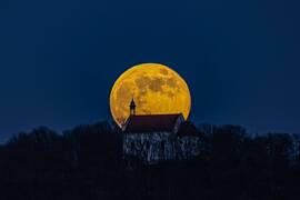 2026 első teliholdja ébred a Boldogasszony kápolna mögött, Pannonhalmán