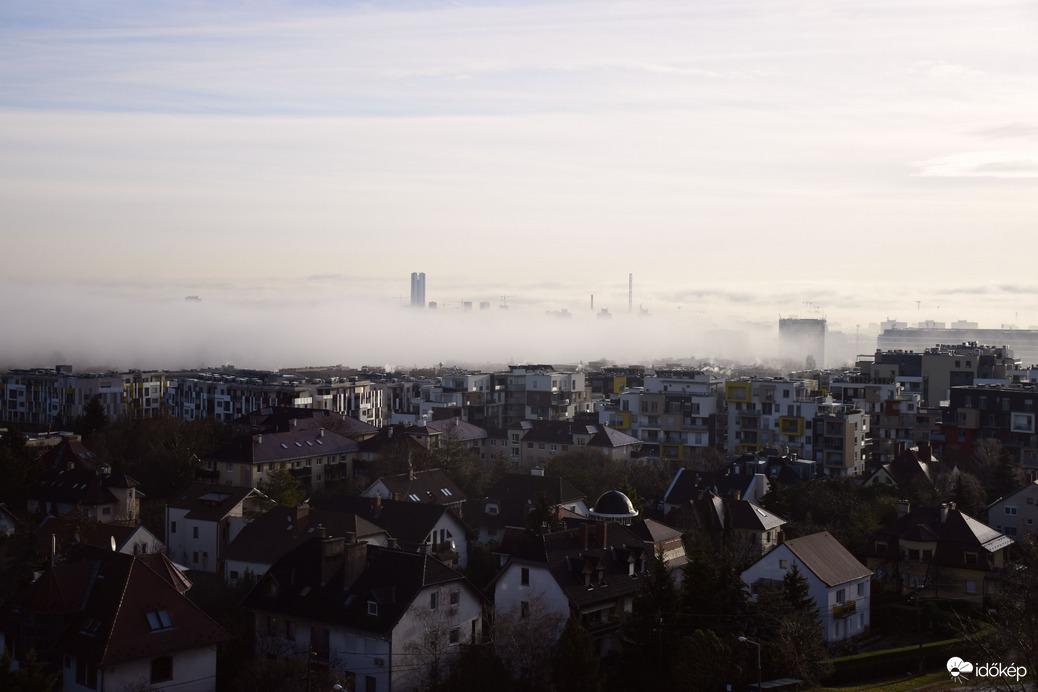 A város ködbe burkolózva