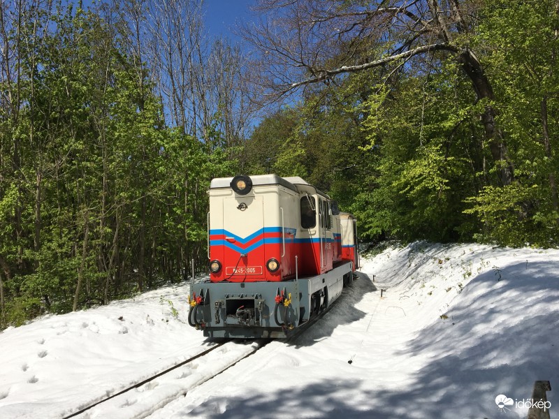 Gyermekvasút a tavaszi télben