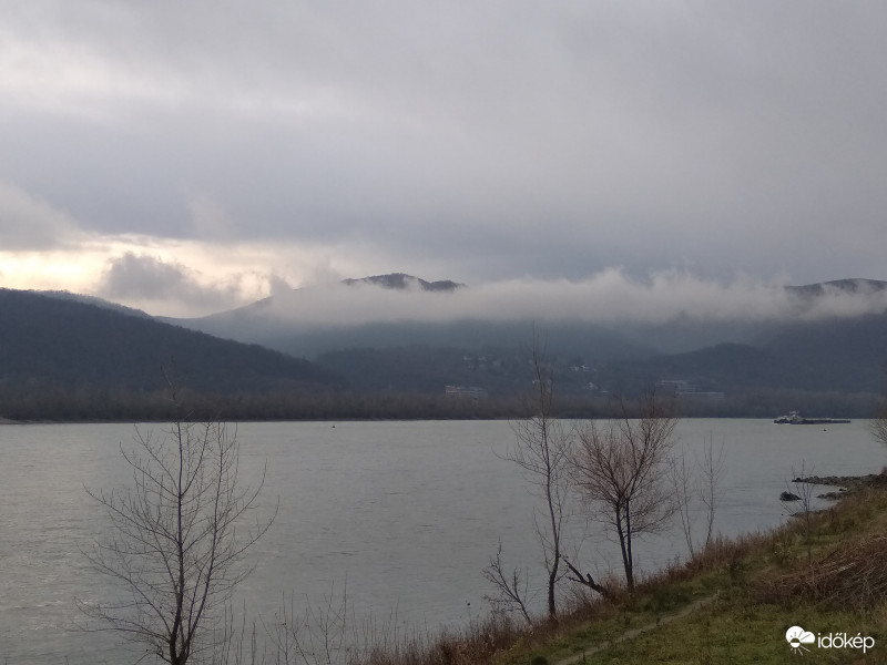 Felhők a Duna feleltt