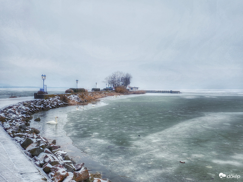 Viharos szél, havas táj...