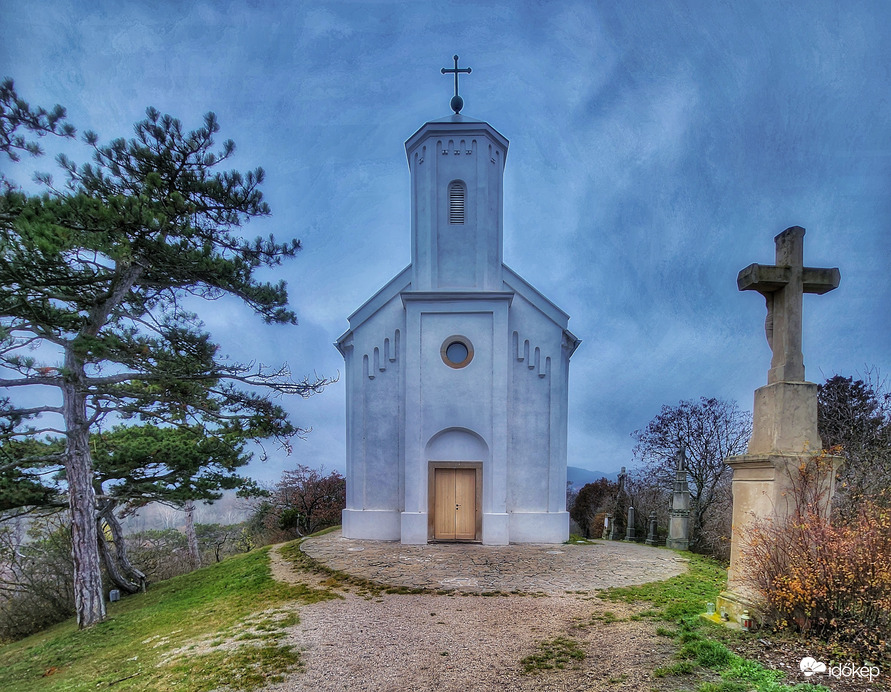 Kápolna a dombtetőn...
