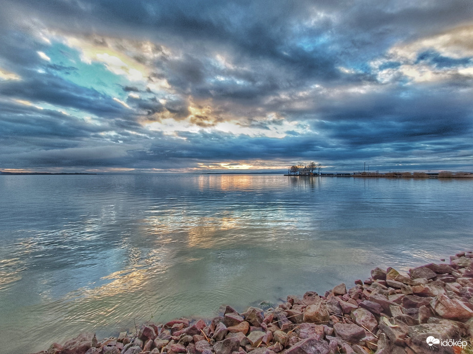 Reggeli szín-játék