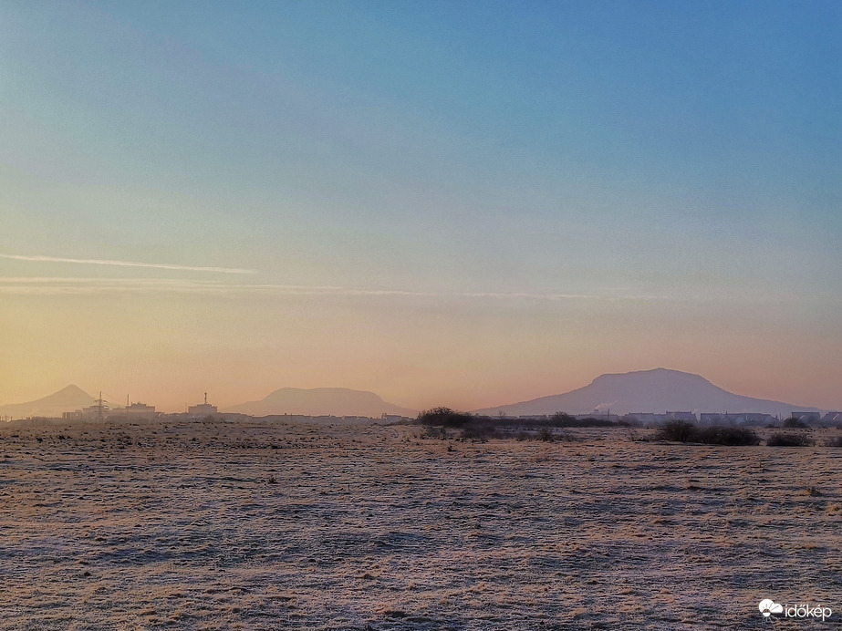 Napkelte. Dér. Tanúhegyek...