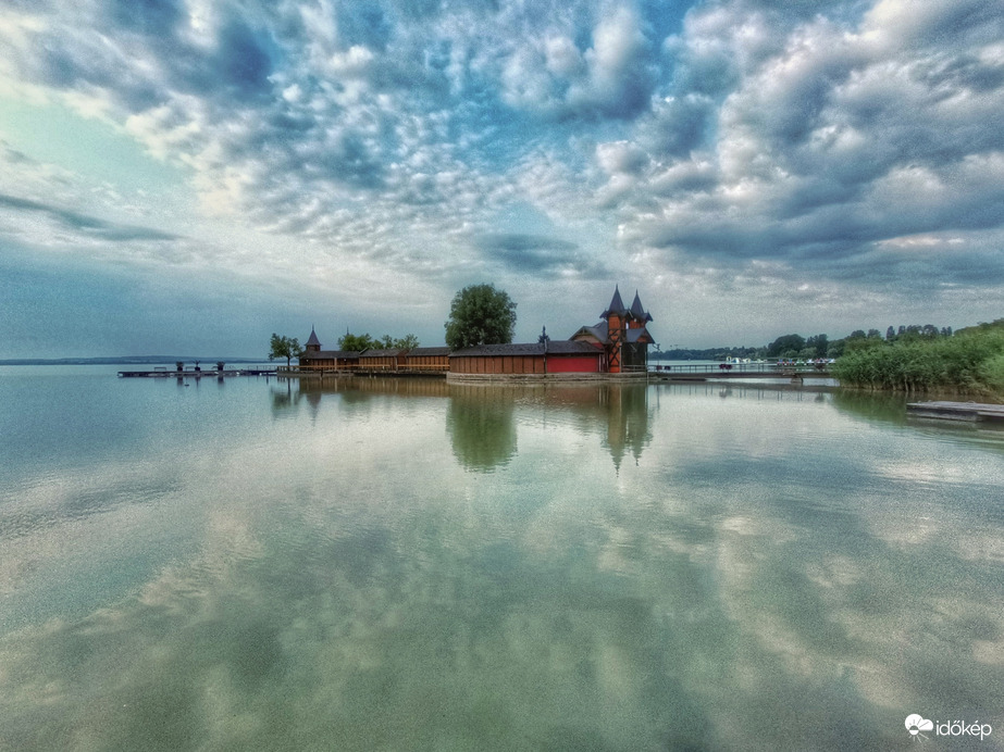 Szigetfürdő, felhővarázs, tükröződés