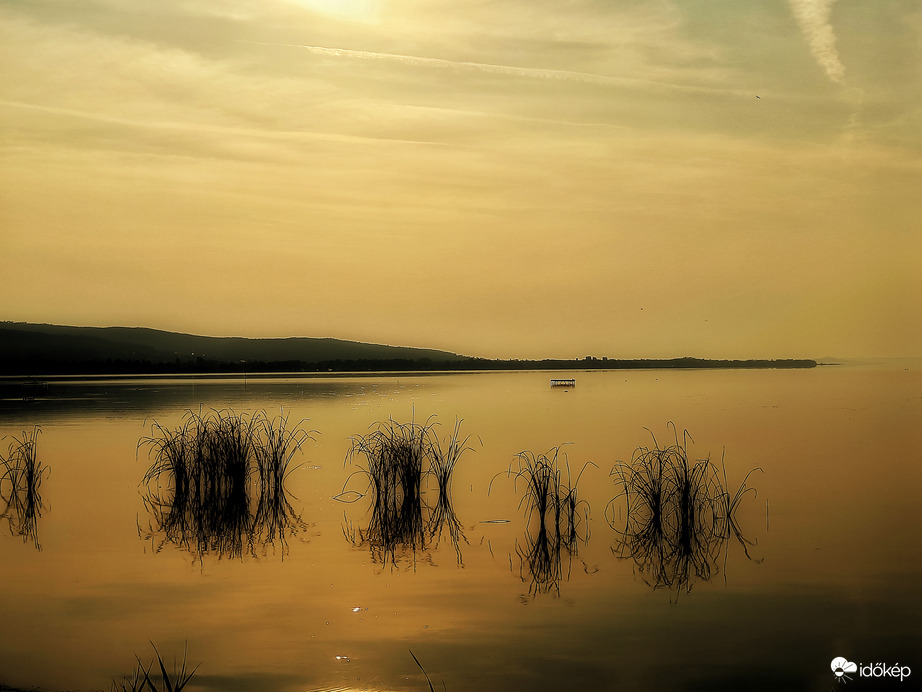 Narancsszínű napkelte