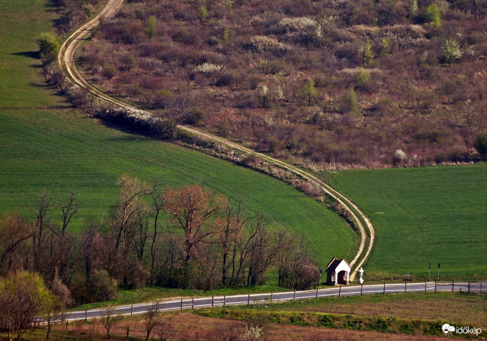 Buszmegálló- kereszttel