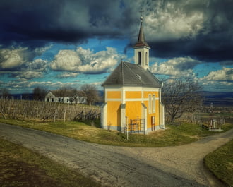 Armageddon a kápolna fölött...