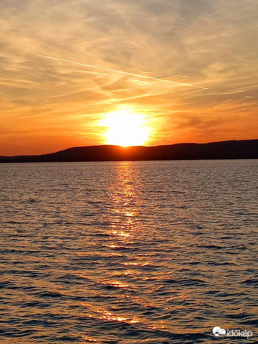 Naplemente a Balatonon vitorlásról