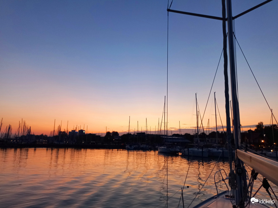 Naplemente a balatonfüredi kikötőben 