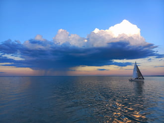 Esti felhők a Balaton közepén