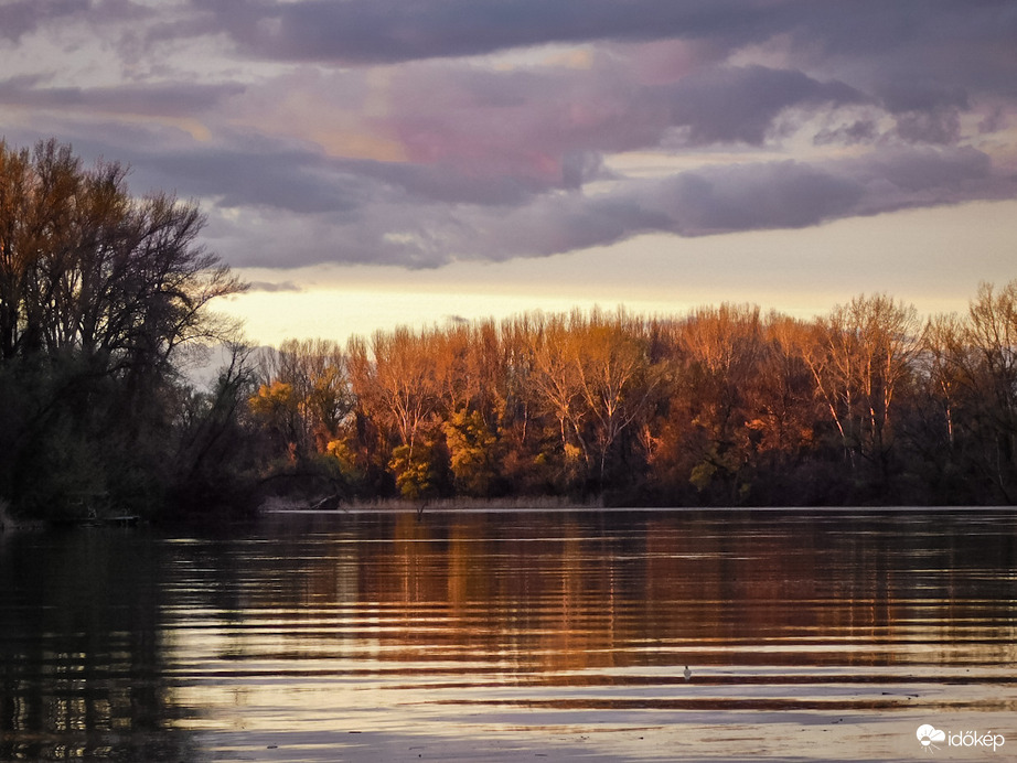 Nap által narancs-vörösre festett Tisza kanyar