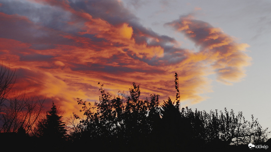 Felhők viharos szélben