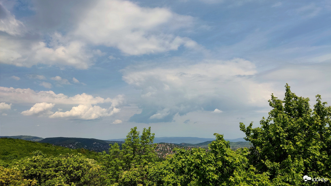 Növekvő gomolyfelhők a Hárs-hegyről nézve