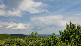 Növekvő gomolyfelhők a Hárs-hegyről nézve
