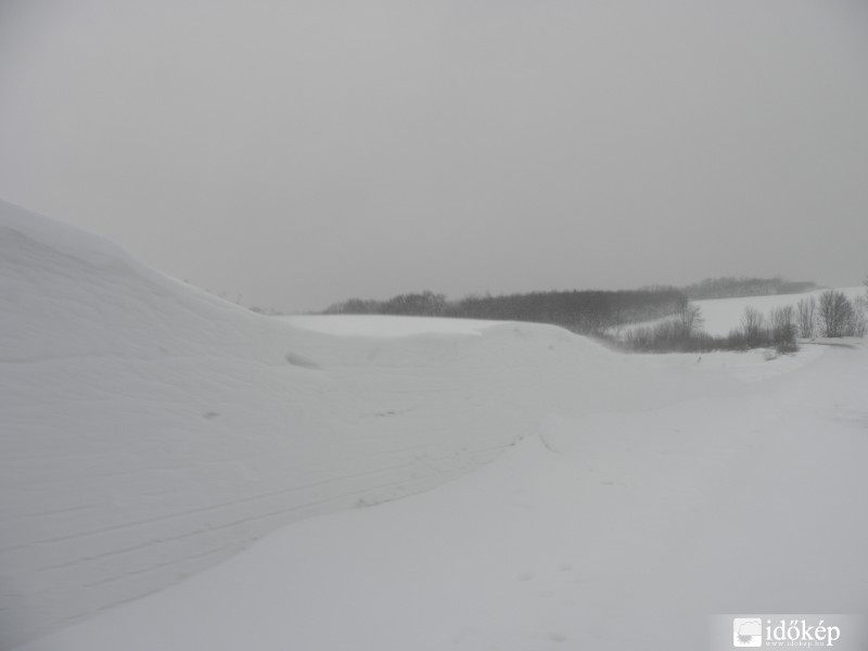 Méteres hófalak!