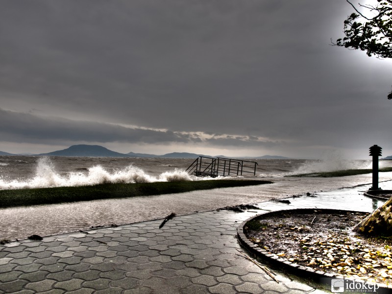 Kilépett a Balaton a medréből