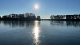 "Felhő nem jár fenn az égen"..., napfény csillan lenn a jégen