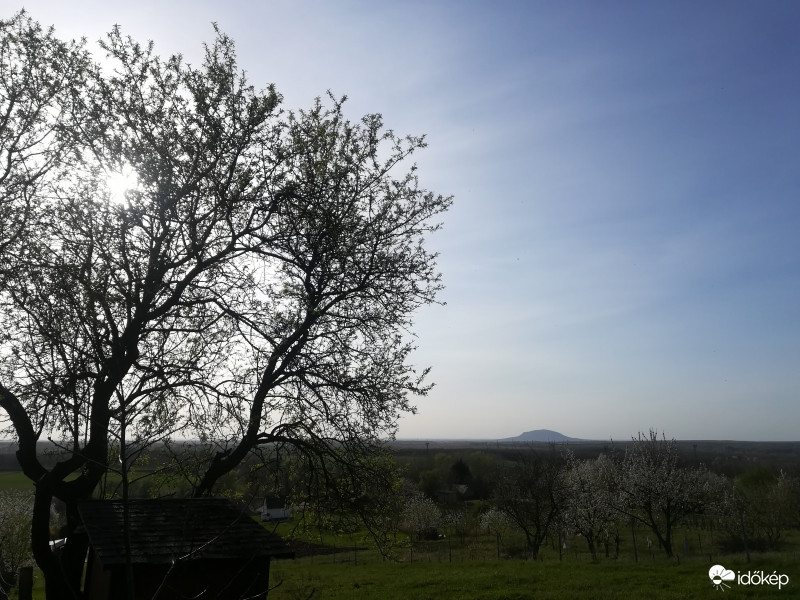 Somló a háttérben