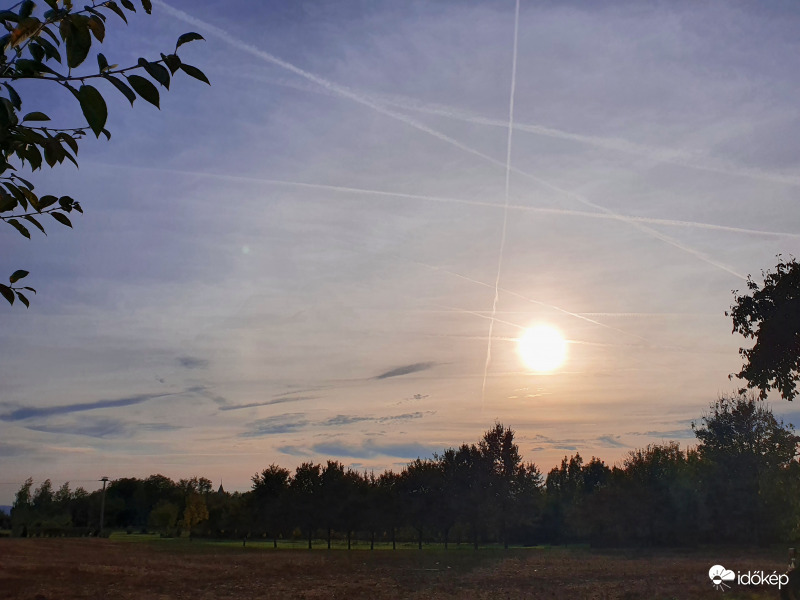 Mai 4. melléknapom balról...igaz elég haloványka, de én látom ;)