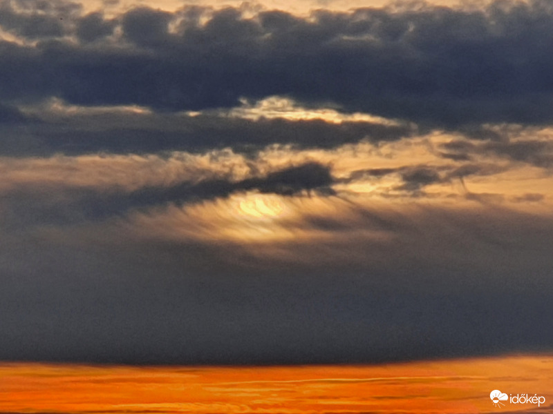 Búcsúzóul mára egy bújkálós naplemente jutott