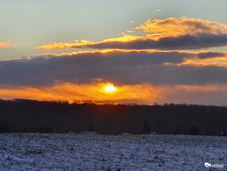 Pénteki napkelte  vs. távozó hófelhők