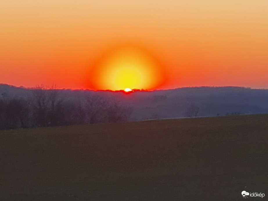 Gömbölyű napnyugta 02.09. közelebbről