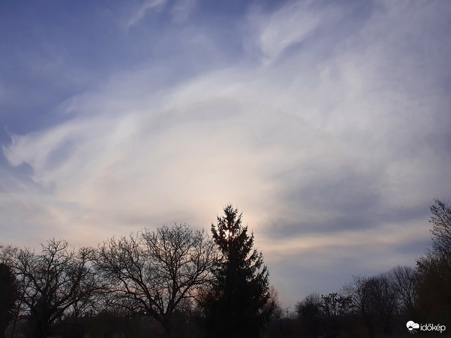 Halványodó naphalo 03.29. 18:15