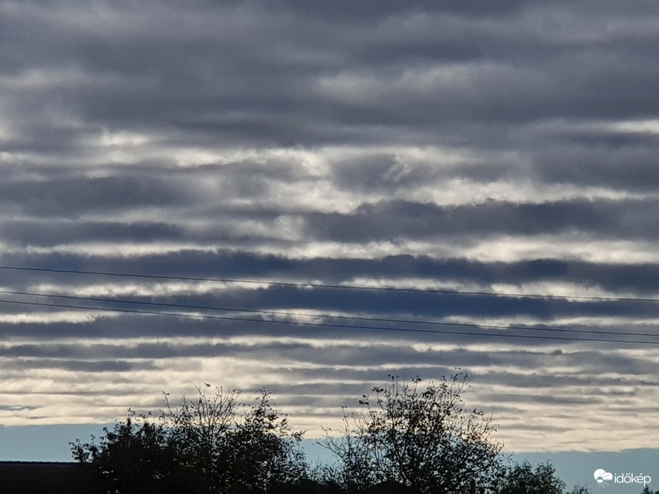 Vasárnap reggeli csíkos égbolt