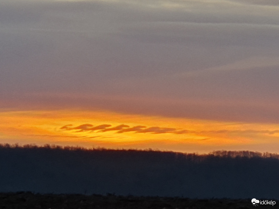 Reggeli napkeltében Kelvin-Helmholtz hullám foszlányok