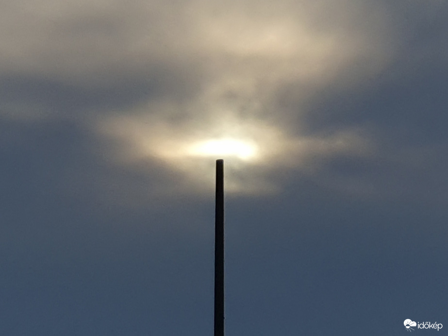 Felhők közt derengő nap + villanyoszlop = égő gyufa a'la  természet