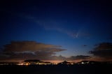Neowise üstökös az esti égbolton a Balaton felett