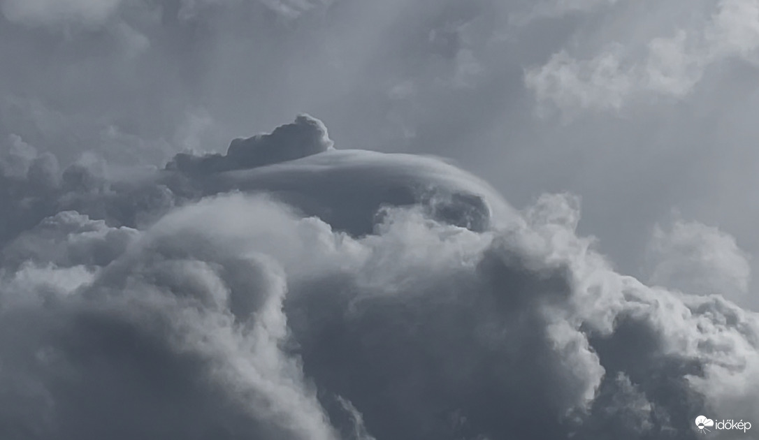 Hatalmas pileus sapka egy tornyosuló cumuluson