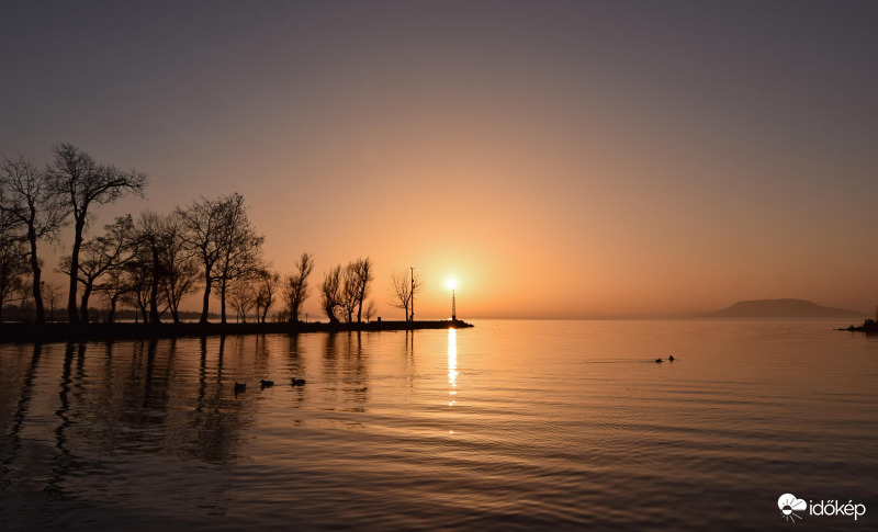 Lemenő nap a Balatonnál