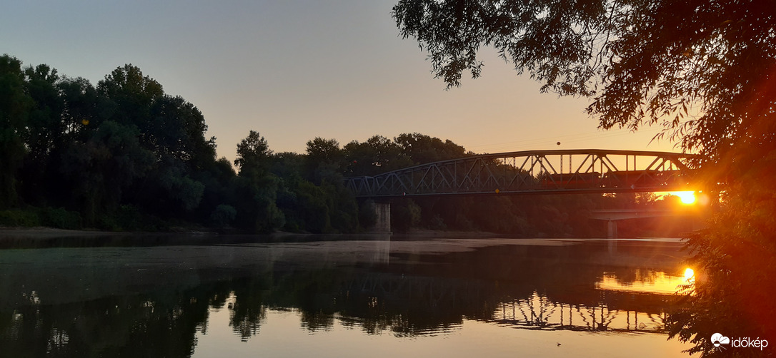 Algyői napkelte a Tiszán