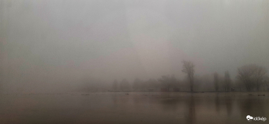 Szeged, áradó Tisza a ködben / -1°C /