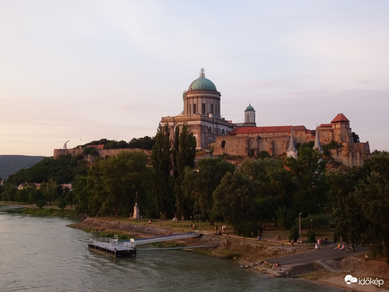 Lemenő napfényben 