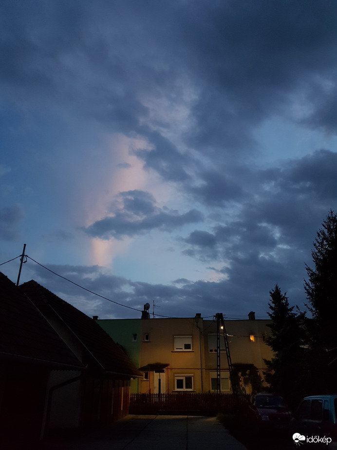 Világító felhő