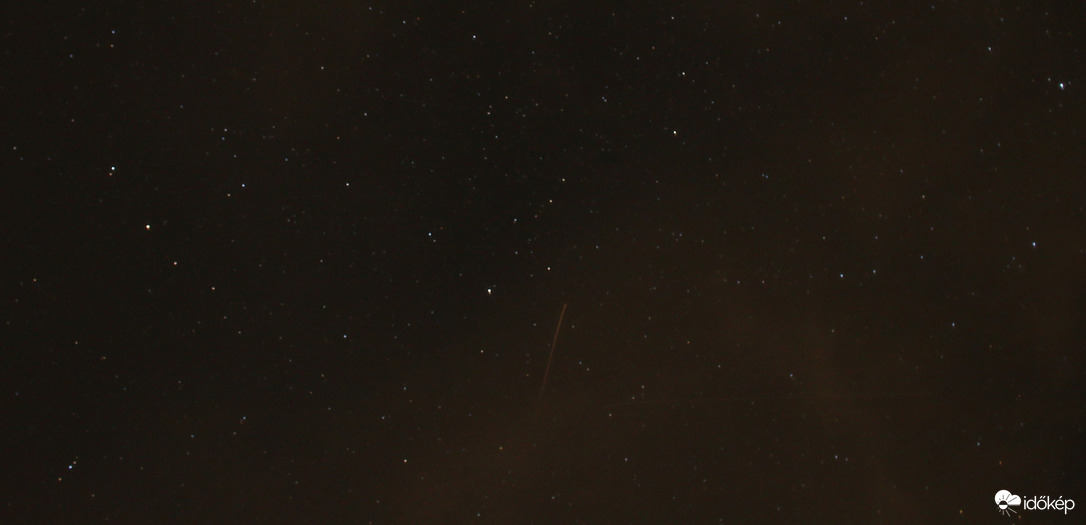 Pereseida meteor a Sarkcsillag mellett, alatta jobbra lent egy műhold