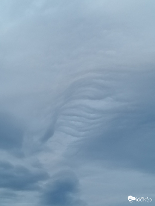 Egy felhő oldalas. 