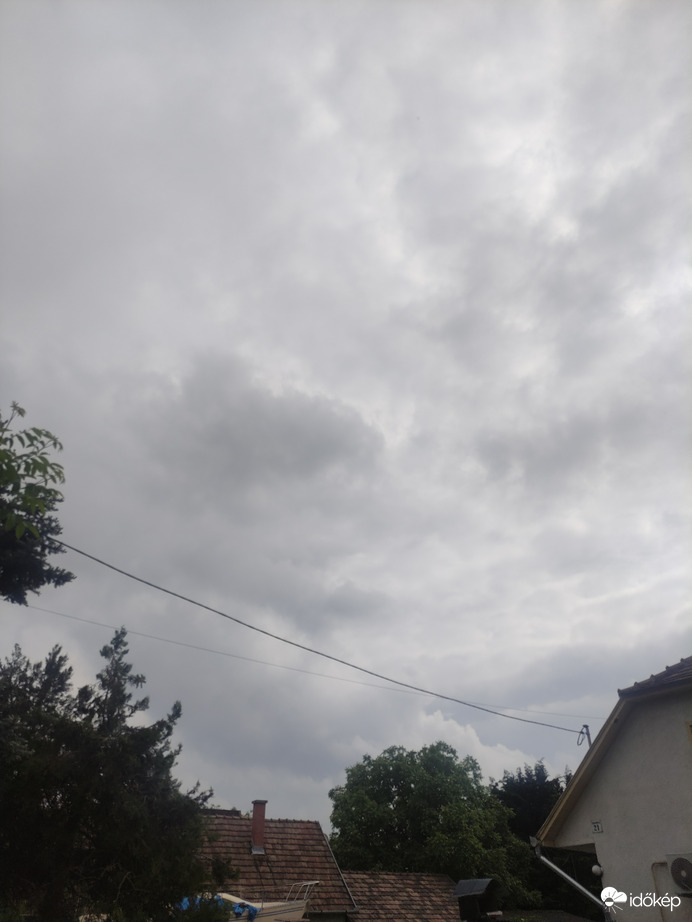 Kicsit felhős