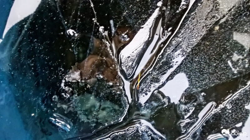 Az esővizes hordó összetört jegén. 