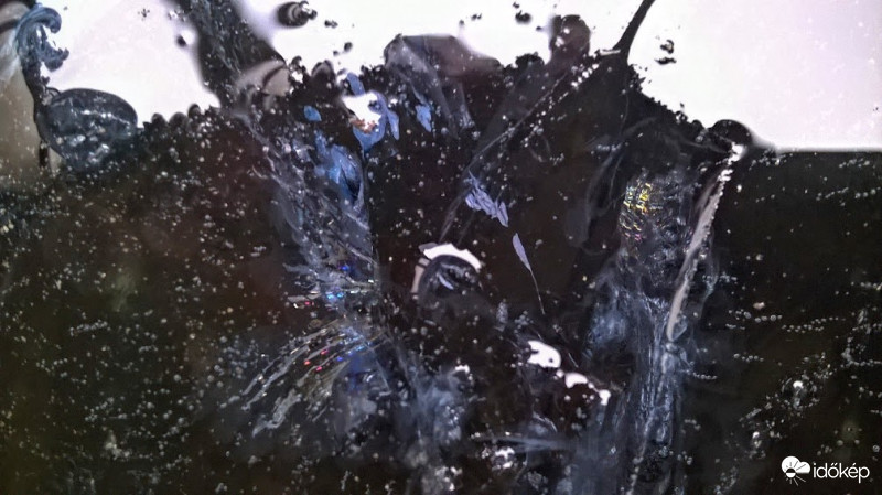 Az esővizes hordó összetört jegén. 